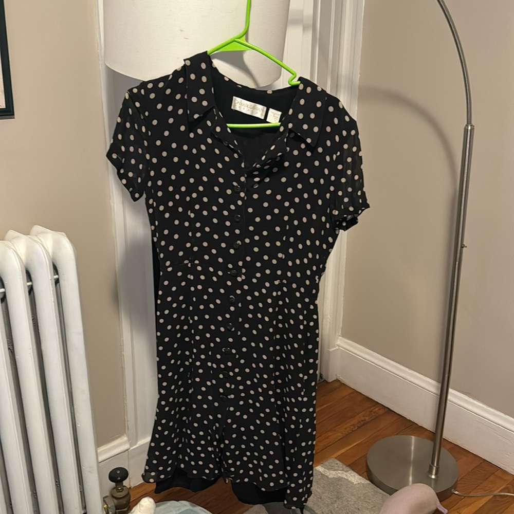 SILK cute vintage 90’s button all the way down dress! Size 6. flattering.